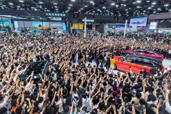 直击粤港澳大湾区车展:雷军余承东同框,比亚迪、鸿蒙智行全家族亮相